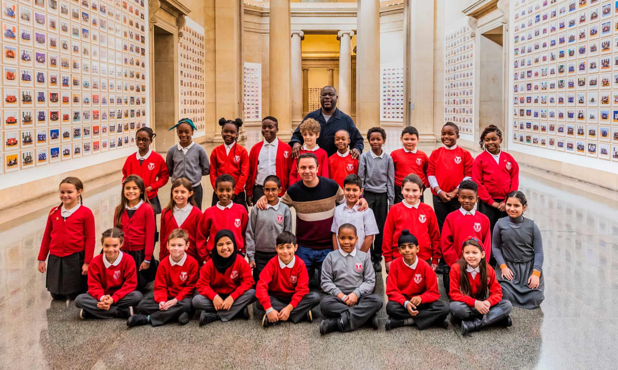 Einer Grinst, Ein Anderer Schaut Nicht In Die Kamera, Einer Liegt Vor Den Anderen Auf Dem Boden Und Zieht Eine Grimasse. Klassenfotos Sind Momentaufnahmen - Und Viele Jahre Später Wecken Sie Erinnerungen An Nervige Klassenlehrer Oder Alte Klassenkameraden.